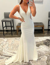 Tonya | Weißes, langes Ballkleid im Meerjungfrauen-Stil mit V-Ausschnitt und Perlen