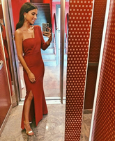 Vestido de noche elegante de una sola manga con abertura Y7175