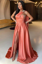 Vestido de fiesta largo estilo sirena con un hombro al descubierto y abertura frontal con cuentas