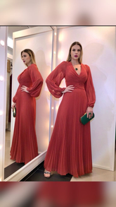 Elegante vestido de noche plisado con escote en V y corte A, ideal para invitadas de boda Y5531