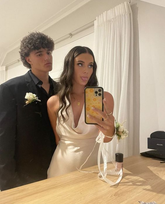 Vestido de noche largo color marfil con escote halter y espalda descubierta Y7189