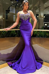 Hermoso vestido de fiesta largo morado tipo sirena sin mangas con purpurina