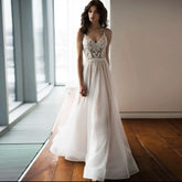 Charming Spaghetti Straps V Neck Wedding Dresses Lace Appliques Backless Tulle A Line Bridal Gowns Sweep Train Robe De Mariée