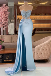 Vestido de fiesta azul cielo con volantes y cuentas, sin mangas, escote corazón, abertura frontal, columna, largo hasta el suelo