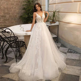 Hermoso vestido de novia de lujo con escote en V profundo, sin mangas, cola capilla, corte A, escote corazón, encaje sexy, bonito vestido de novia