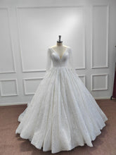 Hermoso vestido de novia largo con escote en V, lentejuelas brillantes y mangas