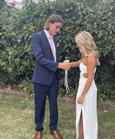 Elegante vestido de fiesta blanco con abertura. Vestido de noche blanco Y6383