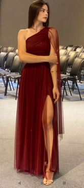 Elegante vestido de noche burdeos de tul con corte en A y abertura Y7159