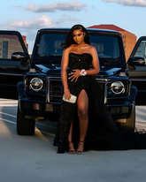 Charmantes langes Abendkleid mit schwarzen Pailletten und Schlitz Y4270