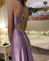 Vestido de noche largo de satén morado claro con cuentas Y6335