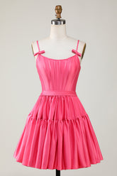 Hermoso vestido de fiesta fucsia con tirantes finos, corsé, volantes y lazos