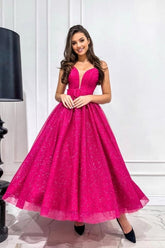 Atractivo vestido de fiesta fucsia de corte A con escote en forma de corazón, sin tirantes y con lentejuelas