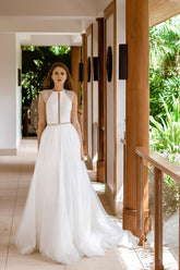 Impresionante vestido de novia largo de tul con cuentas y espalda abierta en forma de A