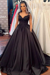 Vestido de novia negro largo con escote corazón y volantes de satén
