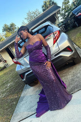 Vestido de fiesta morado sin mangas con escote en forma de corazón de satén y cola de lentejuelas