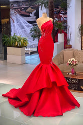 Vestido de fiesta elegante de satén rojo con escote barco y corte sirena
