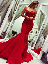 Vestido de fiesta elegante de satén rojo con escote corazón y corte sirena
