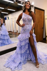 Erstaunliches säulenförmiges ärmelloses Satin-Ballkleid mit Rüschenschlitz