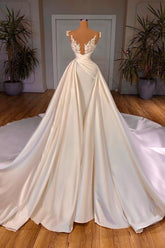 Elegantes A-Linien-Brautkleid mit V-Ausschnitt und ärmellosem Kathedralen-Ausschnitt