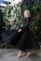 Elegant Black Bateau Appliques Lace Short Wedding Dress with Sleeves