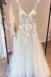 Elegante vestido de novia largo de corte A con escote en V, tul, apliques de encaje y espalda abierta