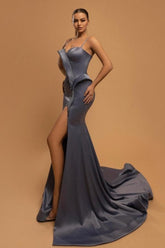 Elegante vestido de noche largo con tirantes finos y purpurina con abertura