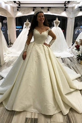 Elegante vestido de novia largo de satén con escote corazón y mangas de princesa