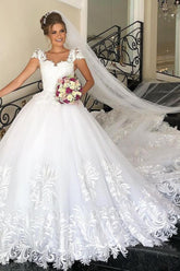 Elegante vestido de novia largo de princesa de tul con encaje y mangas cortas