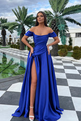 Elegante vestido de fiesta largo azul real de satén con corte en A y hombros descubiertos con abertura