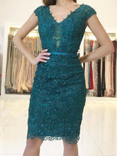 Elegant Short Sheath Lace Green V-neck Prom Dresses