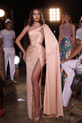 Vestido de fiesta largo de satén color melocotón, de un solo hombro y largo hasta el suelo con abertura.