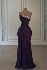 Glamoroso vestido de fiesta largo morado sin tirantes con lentejuelas y cuentas, con abertura