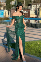 Hermosos vestidos de fiesta verdes sin mangas con escote corazón, hombros descubiertos y encaje con abertura frontal