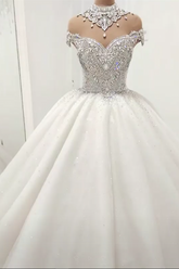 Wunderschönes Prinzessinnen-Brautkleid mit hohem Halsausschnitt und Kristallperlen