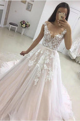 Precioso vestido de novia largo de tul con escote en forma de A y encaje