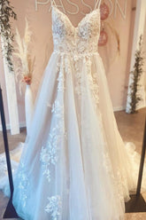 Precioso vestido de novia largo de tul con escote en V, tirantes finos y espalda descubierta