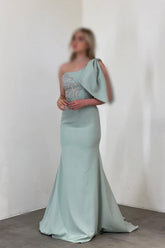 Hermoso vestido de fiesta largo de sirena con un solo hombro, de satén y diamantes de imitación, sin mangas