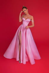 Hermoso vestido de fiesta largo rosa de corte A con hombros descubiertos y abertura