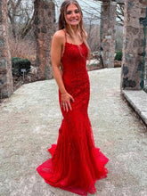 Hermosos vestidos de fiesta largos de sirena rojos con encaje y espalda descubierta