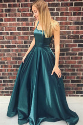 Vestido de fiesta largo de satén elástico con corte en A y corte cuadrado