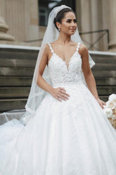 Princess White A-line V-neck Sleeveless Wedding Dresses With Lace