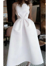 Vestido formal corto de satén con escote joya, tirantes finos y bolsillos, corte A