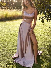 Vestido de fiesta sencillo de satén con tirantes finos, espalda abierta y corte en A y abertura en la pierna