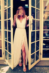 Ärmelloses Brautkleid aus Chiffon mit V-Ausschnitt und Schleppe und Perlenbesatz