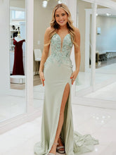 Sonnenwende | Bezauberndes Ballkleid im Meerjungfrauen-Stil mit V-Ausschnitt und Schlitz in Salbeigrün mit Applikationen