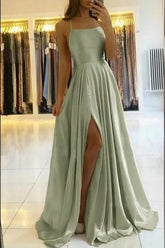 Atemberaubendes Satin-Abendkleid mit Spaghettiträgern und Seitenschlitz