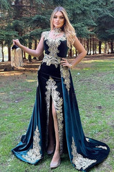 Impresionante vestido de noche de terciopelo sin mangas con apliques dorados, vestido formal con cola desmontable y abertura lateral.
