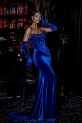 Elegante vestido de fiesta largo de sirena con cuentas y terciopelo azul real sin tirantes