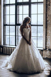 Vestido de novia de tul con escote corazón y cola larga con apliques WD442