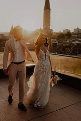 Einzigartige Spaghettiträger Ärmelloses Säulen-Bodenlanges Spitzen-Brautkleid mit Applikationen